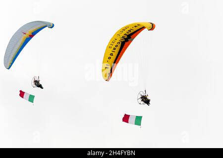 Venegono superiore, Varese, Italia - 5 maggio 2011: Parapendio che mostra abilità nel cielo in una dimostrazione di paramotori di air show. Foto Stock