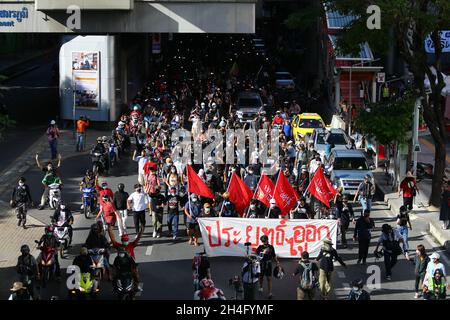 Bangkok, Tailandia. 16 Agosto 2021. I manifestanti thailandesi a favore della democrazia del gruppo Talu Fah si sono riuniti al Monumento alla Vittoria per una marcia pacifica alla casa del governo ed espellere il governo sotto il primo Ministro Prayut. (Foto di Kan Sangtong/Pacific Press/Sipa USA) Credit: Sipa USA/Alamy Live News Foto Stock