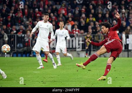 Monaco di Baviera, Germania. 2 novembre 2021. Calcio: Champions League, FC Bayern München - Benfica Lisbona, fase di gruppo, Gruppo e, giorno 4, presso l'Allianz Arena. Leroy sane di Monaco (r) segna 3:1. Credit: Sven Hoppe/dpa/Alamy Live News Foto Stock