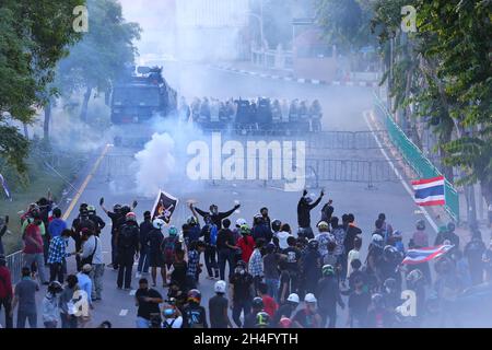 Bangkok, Tailandia. 16 Agosto 2021. I manifestanti thailandesi a favore della democrazia del gruppo Talu Fah si sono riuniti al Monumento alla Vittoria per una marcia pacifica alla casa del governo ed espellere il governo sotto il primo Ministro Prayut. (Foto di Kan Sangtong/Pacific Press/Sipa USA) Credit: Sipa USA/Alamy Live News Foto Stock