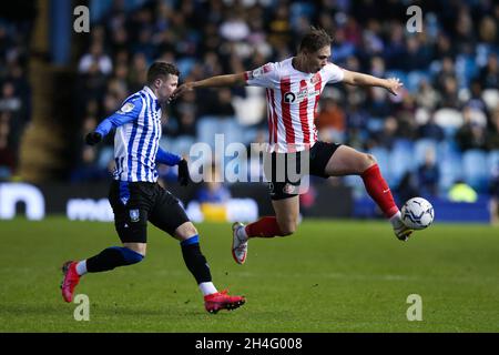 Sheffield, Inghilterra, 2 novembre 2021. Florian Kamberi di Sheffield Mercoledì (l) e Callum Doyle di Sunderland battaglia per la palla durante la partita Sky Bet League 1 a Hillsborough, Sheffield. Il credito dovrebbe essere: Isaac Parkin / Sportimage Credit: Sportimage/Alamy Live News Foto Stock