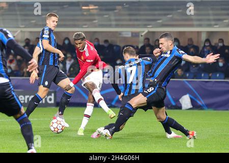 Bergamo, Italia. 2 novembre 2021. Bergamo, Italia, 2 novembre 2021, Marcus Rashford (10) di Manchester United spara verso il traguardo, Teun Koopmeiners e Merih Demiral di Atalanta durante la UEFA Champions League, partita di calcio del Gruppo F tra Atalanta BC e Manchester United il 2 novembre 2021 allo stadio Gewiss di Bergamo, Italia - Foto: Nigel Keene/DPPI/LiveMedia Credit: Independent Photo Agency/Alamy Live News Foto Stock