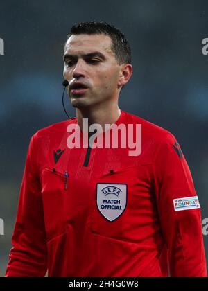 Kiev, Ucraina. 2 novembre 2021. KIEV, UCRAINA - 2 NOVEMBRE: Arbitro Ovidiu Hategan durante il Gruppo e - UEFA Champions League partita tra Dinamo Kiev e FC Barcellona alla NSC Olimpiyskiy il 2 novembre 2021 a Kiev, Ucraina (Foto di Andrey Lukatsky/Orange Pictures) credito: Orange Pics BV/Alamy Live News Foto Stock