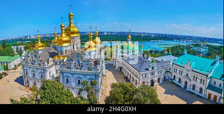 Panorama con la Natività della Beata Vergine Maria Chiesa, Refettorio di Kyiv Pechersk Lavra Cave Monastery e fiume Dnieper sullo sfondo, Dnieper Rive Foto Stock