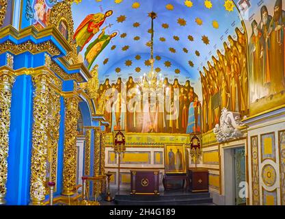 KYIV, UCRAINA - 14 AGOSTO 2021: La cappella nella cattedrale di Dormition con volta blu, coperta da stelle dorate e affreschi di monaci, Kyiv Pechersk lav Foto Stock