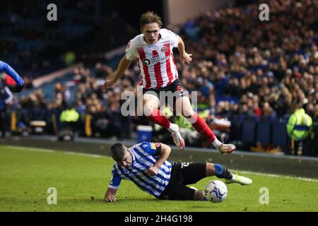 Sheffield, Inghilterra, 2 novembre 2021. Callum Paterson di Sheffield Mercoledì e Callum Doyle di Sunderland battaglia per la palla durante la partita Sky Bet League 1 a Hillsborough, Sheffield. Il credito dovrebbe essere: Isaac Parkin / Sportimage Credit: Sportimage/Alamy Live News Foto Stock