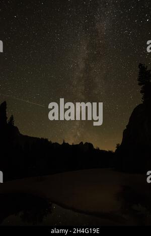 Ottima notte stellata con vista sulla Via Lattea nella Yosemite Valley, USA Foto Stock