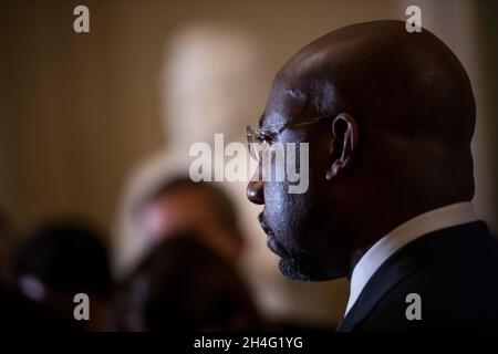 Washington, Stati Uniti d'America. 2 novembre 2021. Il senatore degli Stati Uniti Raphael G. Warnock (democratico della Georgia) partecipa alla conferenza stampa sulla politica del senato democratico al Campidoglio degli Stati Uniti a Washington, DC, martedì 2 novembre 2021. Credit: Rod Lammey/CNP/Sipa USA Credit: Sipa USA/Alamy Live News Foto Stock
