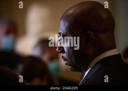Washington, Stati Uniti d'America. 2 novembre 2021. Il senatore degli Stati Uniti Raphael G. Warnock (democratico della Georgia) partecipa alla conferenza stampa sulla politica del senato democratico al Campidoglio degli Stati Uniti a Washington, DC, martedì 2 novembre 2021. Credit: Rod Lammey/CNP/Sipa USA Credit: Sipa USA/Alamy Live News Foto Stock