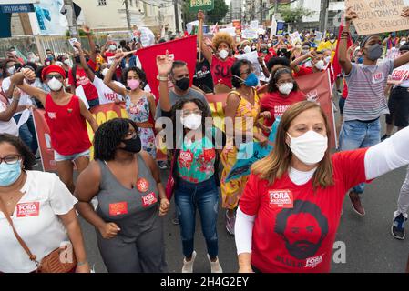 Salvador, Bahia, Brasile - 03 luglio 2021: Persone che indossano la maschera protettiva e protestano contro il presidente brasiliano Jair Bolsonaro. Salvador Bahia Braz Foto Stock