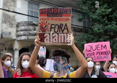 Salvador, Bahia, Brasile - 03 luglio 2021: Persone che indossano la maschera protettiva e protestano contro il presidente brasiliano Jair Bolsonaro. Salvador Bahia Braz Foto Stock