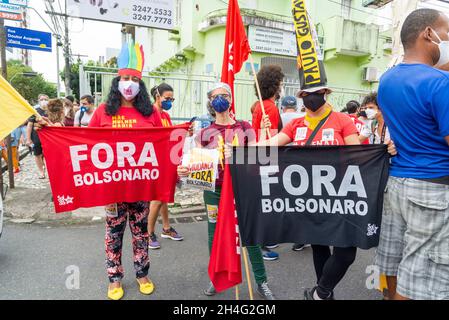 Salvador, Bahia, Brasile - 03 luglio 2021: Persone che indossano la maschera protettiva e protestano contro il presidente brasiliano Jair Bolsonaro. Salvador Bahia Braz Foto Stock