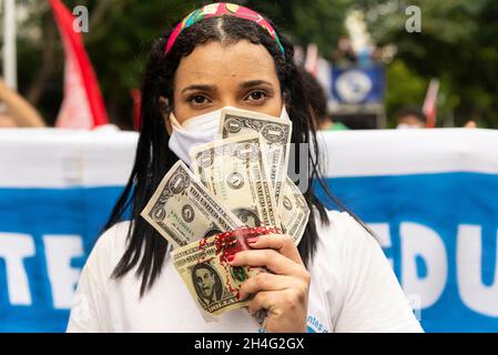 Salvador, Bahia, Brasile - 03 luglio 2021: Persone che indossano la maschera protettiva e protestano contro il presidente brasiliano Jair Bolsonaro. Salvador Bahia Braz Foto Stock