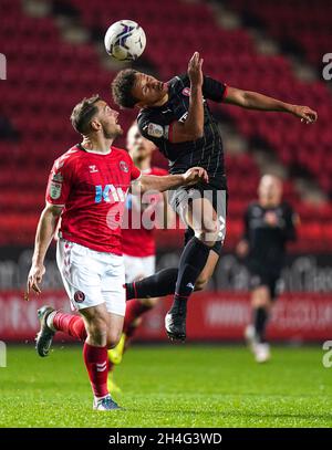 Il Conor Washington di Charlton Athletic (a sinistra) e il Rarmani Edmonds-Green di Rotherham United (a destra) combattono per la palla durante la partita della Sky Bet League One alla Valley, Londra. Data foto: Martedì 2 novembre 2021. Foto Stock