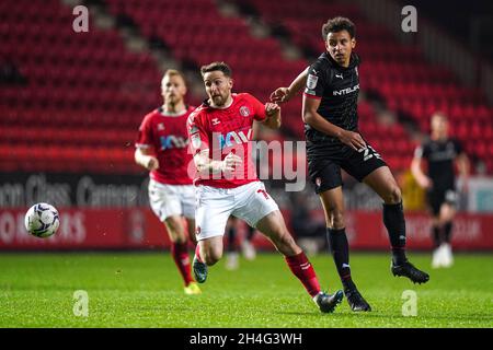 Il Conor Washington di Charlton Athletic (a sinistra) e il Rarmani Edmonds-Green di Rotherham United (a destra) combattono per la palla durante la partita della Sky Bet League One alla Valley, Londra. Data foto: Martedì 2 novembre 2021. Foto Stock