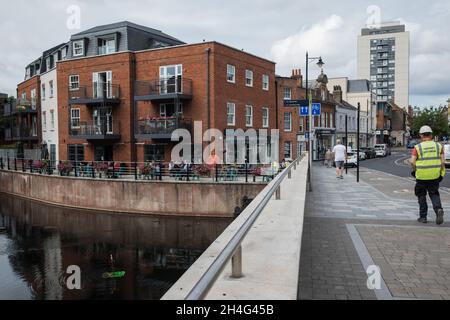 Maidenhead, Regno Unito. 27 luglio 2021. Una vista dal ponte Chapel Arches verso la panetteria artigianale Bakedd e la High Street. Chapel Arches è in fase di sviluppo in tre fasi da Shanly Homes in congiunzione con un progetto di restauro dei canali d'acqua per portare il Tamigi nel centro della città. Credit: Mark Kerrison/Alamy Live News Foto Stock