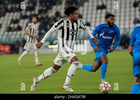 Torino, Italia. 2 novembre 2021. Weston McKennie (Juventus FC) in azione durante la Juventus FC vs Zenit St. Petersburg, UEFA Champions League partita di calcio a Torino, Italia, novembre 02 2021 Credit: Independent Photo Agency/Alamy Live News Foto Stock