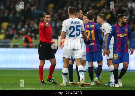 Kiev, Ucraina. 03 novembre 2021. KIEV, UCRAINA - 3 NOVEMBRE: L'arbitro Ovidiu Hategan punta al punto di penalità durante il Gruppo e - UEFA Champions League match tra Dinamo Kiev e il FC Barcellona alla NSC Olimpiyskiy il 3 novembre 2021 a Kiev, Ucraina (Foto di Andrey Lukatsky/Orange Pictures) credito: Orange Pics BV/Alamy Live News Foto Stock