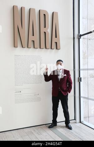 Los Angeles, California, Stati Uniti. 1 novembre 2021. L'ospite della TV Joey Zhou all'ingresso della mostra Yoshitomo Nara al Los Angeles County Museum of Art di Los Angeles, California. Credito: Sheri Determan Foto Stock