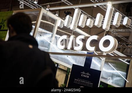 Lisbona, Portogallo. 2 novembre 2021. Area espositiva del logo Cisco vista durante il secondo giorno del Web Summit di Lisbona. Si tratta di una delle più grandi conferenze tecnologiche del mondo e anche di un punto d'incontro per il dibattito sull'evoluzione tecnologica nella vita delle persone. Quest'anno, si prevede che circa 40.000 partecipanti parteciperanno al Web Summit che si terrà dal 1° al 4 novembre al Parque das Nacoes di Lisbona. Credit: SOPA Images Limited/Alamy Live News Foto Stock