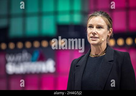 Lisbona, Portogallo. 2 novembre 2021. Dana Settle, co-fondatore e Managing Partner di Greycroft, parla sul palco centrale, durante il secondo giorno del Web Summit di Lisbona. Si tratta di una delle più grandi conferenze tecnologiche del mondo e anche di un punto di incontro per il dibattito sull'evoluzione tecnologica nella vita delle persone. Quest'anno, si prevede che circa 40.000 partecipanti parteciperanno al Web Summit che si terrà dal 1° al 4 novembre al Parque das Nacoes di Lisbona. Credit: SOPA Images Limited/Alamy Live News Foto Stock