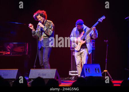 BARCELLONA NOV 02: Il cantante e compositore americano Jose James e il bassista Robert Mullarki suonano durante il Barcelona Jazz Festival alla Sala Barts il prossimo novembre Foto Stock