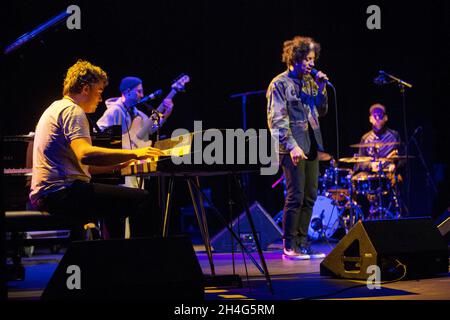 BARCELLONA NOV 02: Sam Crowe, Robin Mullarki, cantante e compositore americano Jose James e Richard Spaven suonano durante il Barcelona Jazz Festival alla Sala Foto Stock