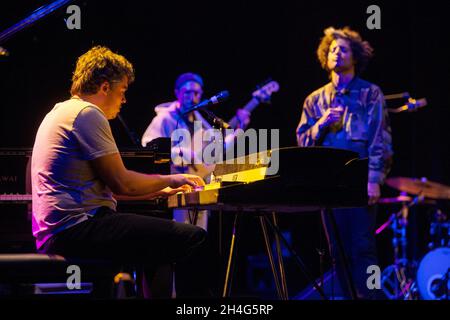 BARCELLONA NOV 02: Sam Crowe, Robin Mullarki e il cantante e compositore americano Jose James suonano durante il Barcelona Jazz Festival alla Sala Barts su Novemb Foto Stock