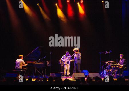 BARCELLONA NOV 02: Sam Crowe, Robin Mullarki, cantante e compositore americano Jose James e Richard Spaven suonano durante il Barcelona Jazz Festival alla Sala Foto Stock