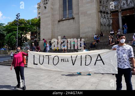 2 novembre 2021, SÃÂ£o Paulo, SÃÂ£o Paulo, Brasile: Gruppo artistico esegue una processione di carnevale attraverso le strade del centro storico di SÃÂ£o Paulo chiamato 'Mourning for Life'. Un burattino raffigurante Nosferatu ha girato le strade della città il giorno dei morti. (Credit Image: © Cris FAGA/ZUMA Press Wire) Foto Stock