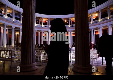 Sfilata di moda Athens Xclusive Designers Week presso la sala Zappeion di Atene, in Grecia, il 2 novembre 2021. Credit: ALEXANDROS MICHAILIDIS/Alamy Live News Foto Stock