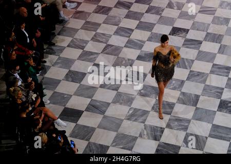 Sfilata di moda Athens Xclusive Designers Week presso la sala Zappeion di Atene, in Grecia, il 2 novembre 2021. Credit: ALEXANDROS MICHAILIDIS/Alamy Live News Foto Stock