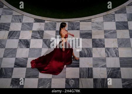 Sfilata di moda Athens Xclusive Designers Week presso la sala Zappeion di Atene, in Grecia, il 2 novembre 2021. Credit: ALEXANDROS MICHAILIDIS/Alamy Live News Foto Stock