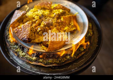 Il pilaf di Shah. Il pilaf di Khan in lavash in Azerbaijani nel ristorante. Piatto tradizionale orientale. Foto Stock