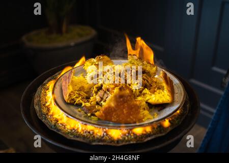 Il pilaf di Shah. Il pilaf di Khan in lavash in Azerbaijani nel ristorante. Piatto tradizionale orientale. Foto Stock