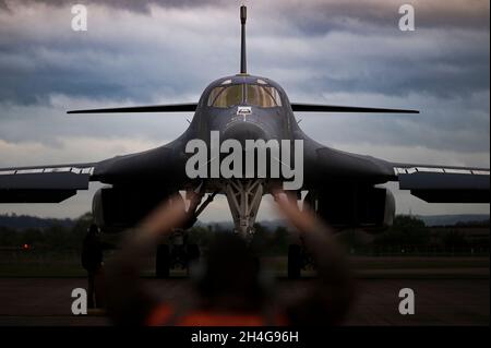 Un capo equipaggio assegnato al 9° maresciallo della bomba espeditativa Squadron in un B-1B Lancer dopo una missione della Bomber Task Force fissata a RAF Fairford, Regno Unito, 27 ottobre 2021. I B-1s della Bomber Task Force 22-1 forniscono velocità, configurazione del carico utile e manovrabilità che consentono un'integrazione perfetta con i pacchetti a forza mista a terra e in mare. Il bombardiere strategico supersonico è in grado di trasportare il più grande carico utile di munizioni sia guidate che non guidate nell'inventario dell'aeronautica statunitense. (STATI UNITI Air Force foto di Senior Airman Colin Hollowell) Foto Stock