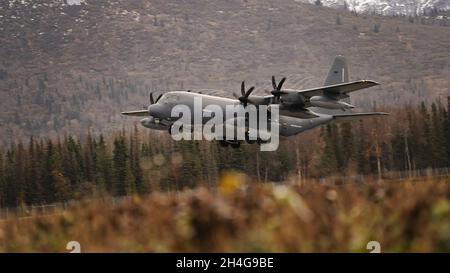 Un Alaska Air National Guard HC-130J Combat King II operato da un equipaggio dal 211th Rescue Squadron, 176th Wing, parte Bryant Army Airfield mentre sostiene un esercizio completo del profilo di missione condotto dal 212th RQS alla Joint base Elmendorf-Richardson, Alaska, 13 ottobre 2021. La forza di salvataggio più trafficata del Dipartimento della Difesa, la 212esima RQS fornisce parasicchieri d’elite e ufficiali di salvataggio da combattimento che sono specializzati in modo unico nell’integrazione delle capacità aeree e terrestri per eseguire le missioni di recupero del personale in tempo di guerra e di tempo di pace della 176a ala. (STATI UNITI Foto della Guardia Nazionale dell'esercito di Dana Rosso Foto Stock