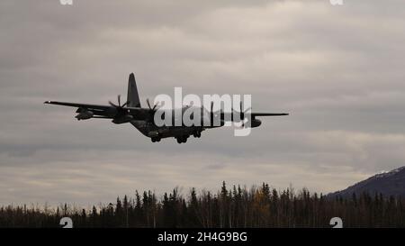 Un Alaska Air National Guard HC-130J Combat King II operato da un equipaggio dal 211th Rescue Squadron, 176th Wing, parte Bryant Army Airfield mentre sostiene un esercizio completo del profilo di missione condotto dal 212th RQS alla Joint base Elmendorf-Richardson, Alaska, 13 ottobre 2021. La forza di salvataggio più trafficata del Dipartimento della Difesa, la 212esima RQS fornisce parasicchieri d’elite e ufficiali di salvataggio da combattimento che sono specializzati in modo unico nell’integrazione delle capacità aeree e terrestri per eseguire le missioni di recupero del personale in tempo di guerra e di tempo di pace della 176a ala. (STATI UNITI Foto della Guardia Nazionale dell'esercito di Dana Rosso Foto Stock