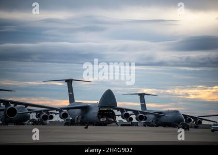 US Air Force C-5M Super Galaxy Aircraft siede sulla linea di volo 1 novembre 2021, alla base dell'aeronautica di Travis, California. I velivoli assegnati al 60esimo Squadron manutenzione aeromobili gestiscono, riparano e avanzano la flotta di velivoli C-5M di Travis AFB. (STATI UNITI Air Force foto di Nicholas Pilch) Foto Stock