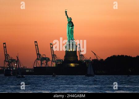 La splendida e iconica Statua della libertà accoglie persone provenienti da tutto il mondo e dimostra ciò che l'America rappresenta Foto Stock