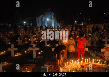 Dhaka, Bangladesh. 2 novembre 2021. Il cristiano del Bangladesh offre preghiere durante il giorno di All Souls in un cimitero. (Foto di Nahid Hasan/Pacific Press) Credit: Pacific Press Media Production Corp./Alamy Live News Foto Stock