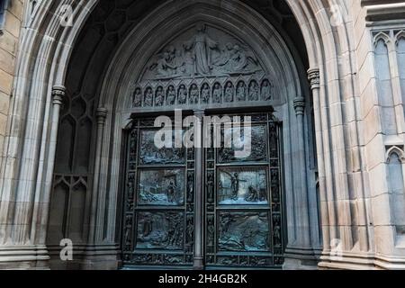 La splendida Trinity Church vicino a Wall Street presenta splendidi aspetti architettonici e un cimitero storico Foto Stock