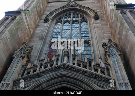La splendida Trinity Church vicino a Wall Street presenta splendidi aspetti architettonici e un cimitero storico Foto Stock