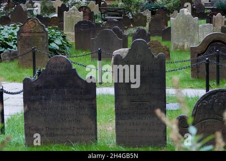 La splendida Trinity Church vicino a Wall Street presenta splendidi aspetti architettonici e un cimitero storico Foto Stock