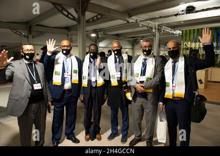 Glasgow, Scozia, Regno Unito. 2 novembre 2021. NELLA FOTO: Delegati della Mauritania, visti alla Conferenza COP26 sul cambiamento climatico a Glasgow questo pomeriggio. Credit: Colin Fisher/Alamy Live News Foto Stock