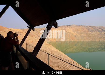 I visitatori della piattaforma di osservazione che guarda Berkeley Pit, una miniera di rame a cielo aperto piena di acqua acida altamente contaminata a Butte.Montana.USA Foto Stock