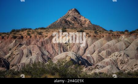 Bellissimo scenario di colline rocciose e una montagna rocciosa sotto un soleggiato blu in una giornata di sole Foto Stock