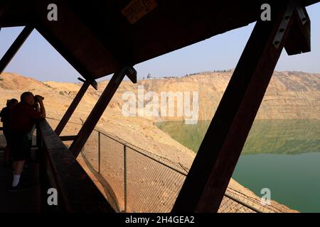 I visitatori della piattaforma di osservazione che guarda Berkeley Pit, una miniera di rame a cielo aperto piena di acqua acida altamente contaminata a Butte.Montana.USA Foto Stock