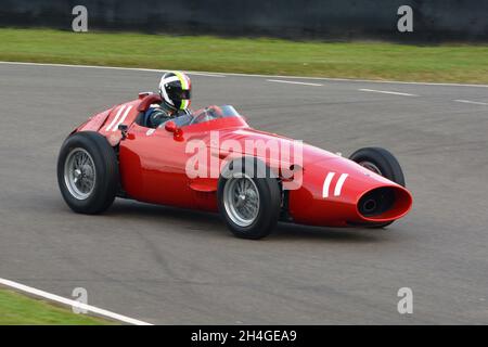 1957 Maserati 250F #11 al Goodwood Revival 2021 durante le prove, guidato da Marino Franchitti, per il Richmond Trophy Foto Stock