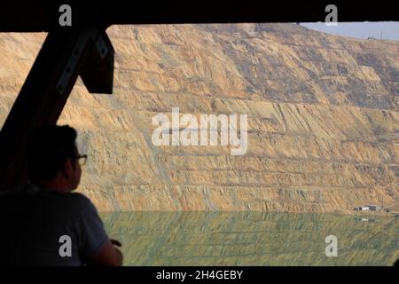 I visitatori della piattaforma di osservazione che guarda Berkeley Pit, una miniera di rame a cielo aperto piena di acqua acida altamente contaminata a Butte.Montana.USA Foto Stock